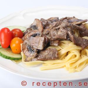 Pastasås med lövbiff serveras till färsk tagliatelle pastasås med lövbiff och tagliatelle