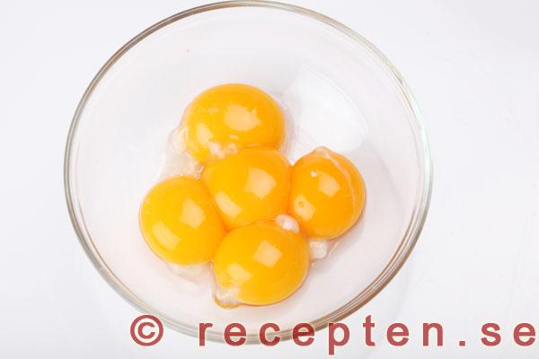 äggulorna i en liten skål