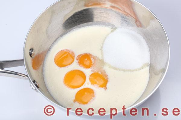 äggulor, mjölk och strösocker