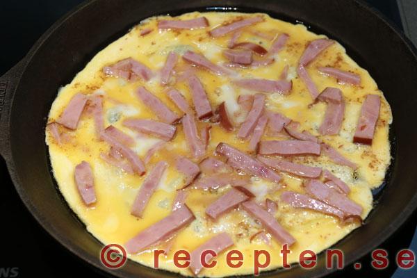 omelettsmeten i stekpannan