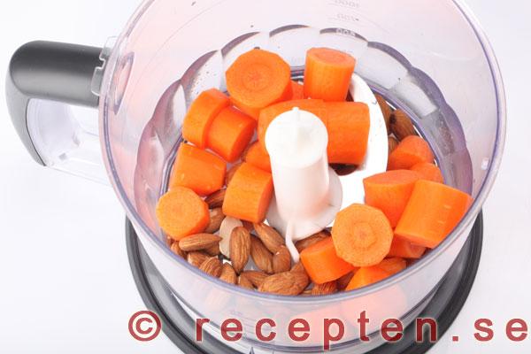 morötter och mandel i matberedare