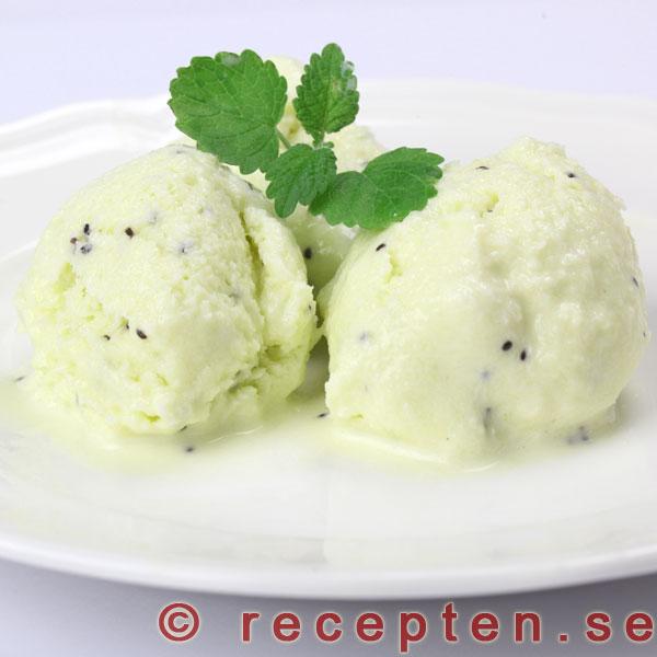 God kiwi-yoghurtglass serverad med kiwi kiwiyoghurtglass