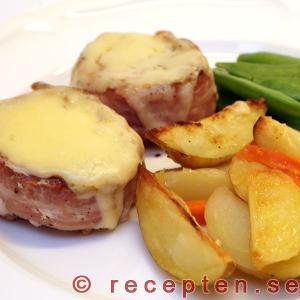 Fläskfilémedaljonger med bacon ostgratinerade fläskfilémedaljonger