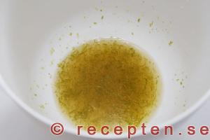 instruktion steg 6 vit chokladmousse med limemarinerade jordgubbar