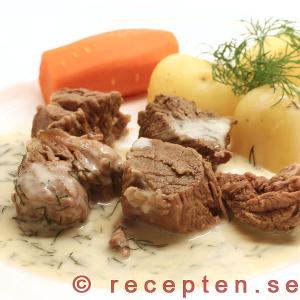 Dillkött serverad med morötter, kokt potatis och dillsås dillkött med dillsås