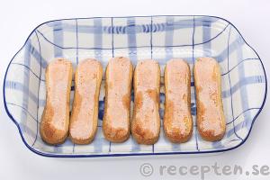 tiramisu steg 8.1: doppade kex i formen