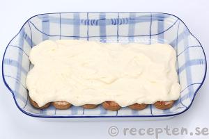 tiramisu steg 8.2: bred på hälften av mascarponesmeten