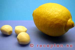 en citron och tre vitlöksklyftor