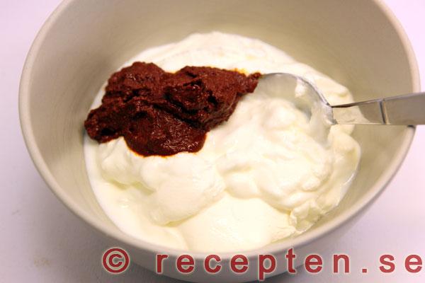 tandoorikyckling steg 2: yoghurt och tandooripasta