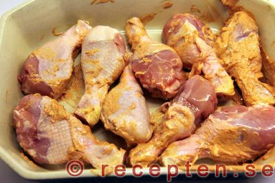 tandoorikyckling steg 4: kycklingbenen vända