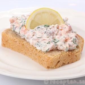 Laxröra - en förrätt med lax Laxröra på rostat bröd