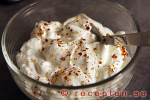 Kall sås med yoghurt och god chili krydda.