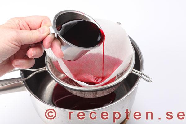 kokt rödbetsspad filtreras genom kaffefilter