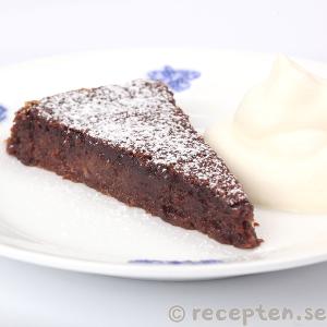 Banankladdkaka serverad med kardemummayoghurt Banankladdkaka