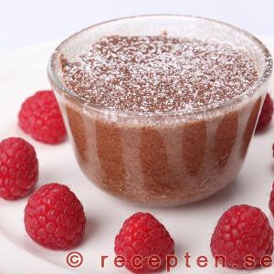 Chokladsuffléer serverade med hallon chokladsufflé