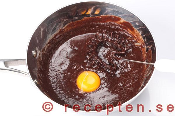 en äggula i taget vispas ner i chokladsmeten