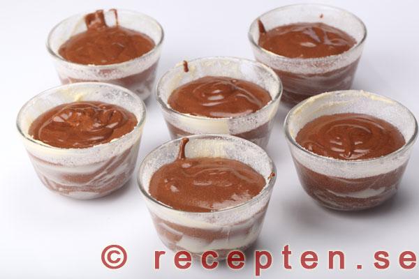 chokladsufflésmeten fördelad i portionsformar