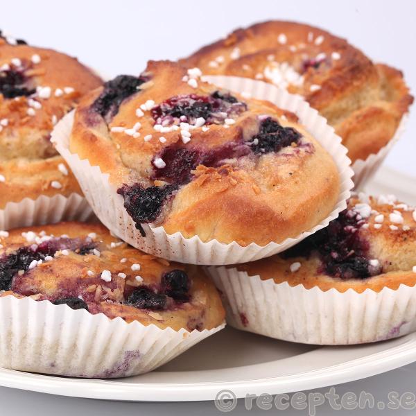 blåbärsbullar serverade på fat