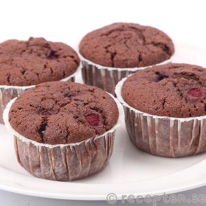 Chokladmuffins med hallon med florsocker Chokladmuffins med hallon