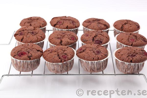 chokladmuffins med hallon steg 11: muffinsarna svalnar