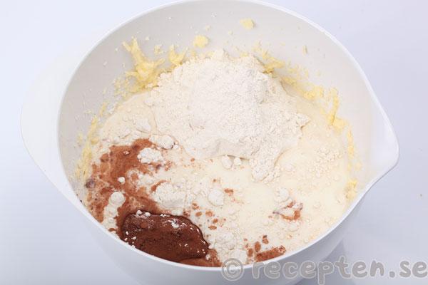chokladmuffins med hallon steg 7: kakao, vetemjöl, mjölk tillsatt
