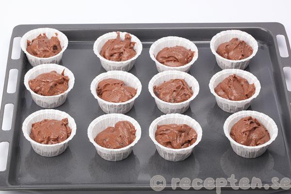 chokladmuffins med hallon steg 9: muffinssmet i muffinsformar