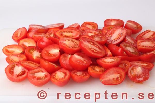 tomaterna skurna i bitar