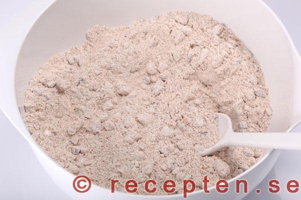 torra ingredienserna blandade