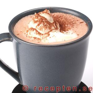 Varm choklad serverad med vispad grädde varm choklad