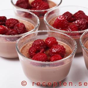 Chokladpannacotta med hallon chokladpannacotta