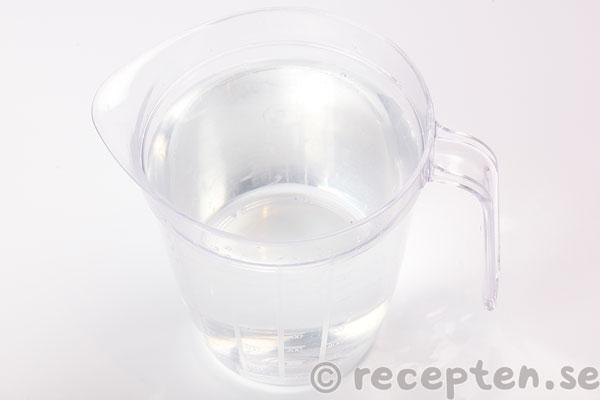 kalljästa dinkelbaguetter steg 2: 1 liter kallt vatten