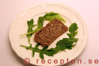 salladsblad och tunn skiva bröd
