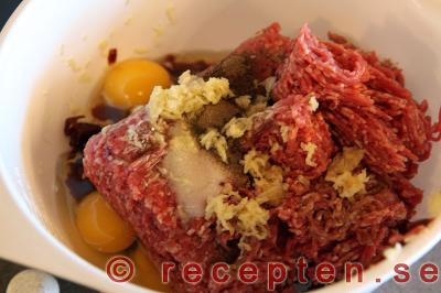 lammfärsbiffar med fetaost och rödbetor steg 3: lammfärs, fetaost, rödbetor, ägg, kryddor