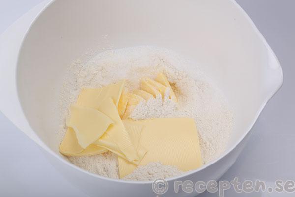 citronmarängpaj steg 1: vetemjöl, smör, strösocker