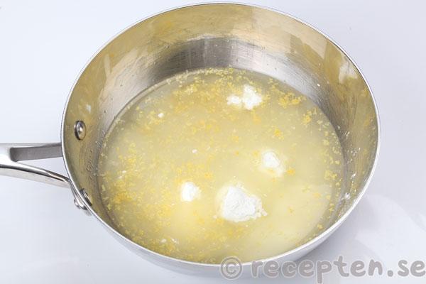 citronmarängpaj steg 10: rivet citronskal, socker och majsstärkelse tillsatt
