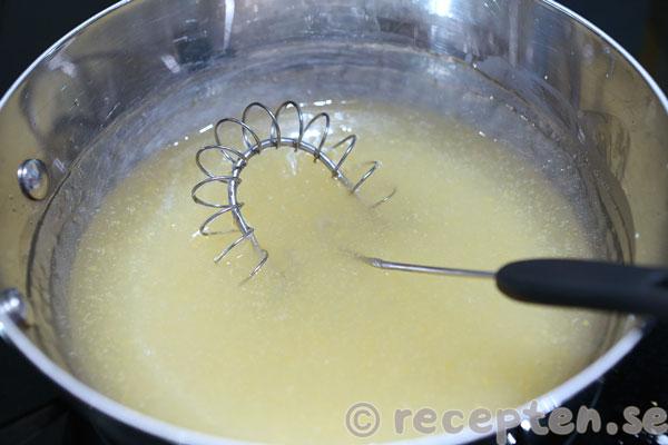 citronmarängpaj steg 11: låt koka upp