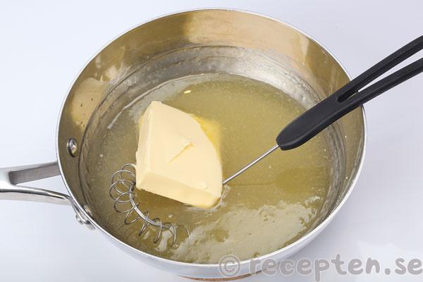 citronmarängpaj steg 12: vispa ner smöret