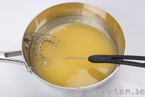 citronmarängpaj steg 12: smöret blandat