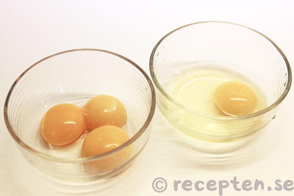citronmarängpaj steg 13: äggulorna och det hela ägget