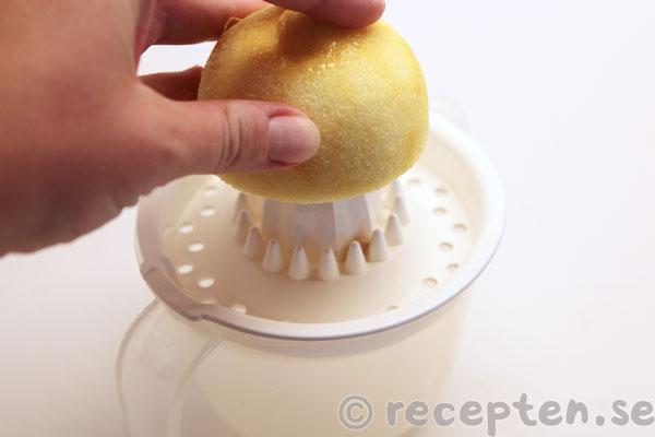 citronmarängpaj steg 8: pressa ut citronsaften