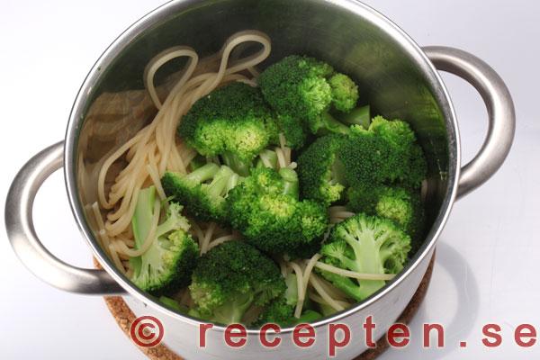 kokt spaghetti och broccoli
