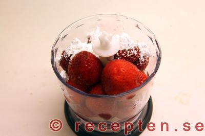 fryst jordgubbstårta med vit choklad steg 6: jordgubbar, florsocker och pressad citron