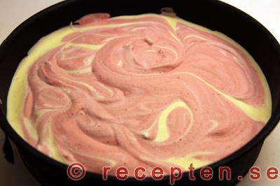 fryst jordgubbstårta med vit choklad steg 9: tårtan frusen