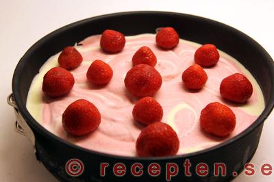 fryst jordgubbstårta med vit choklad steg 9: garnera med jordgubbar