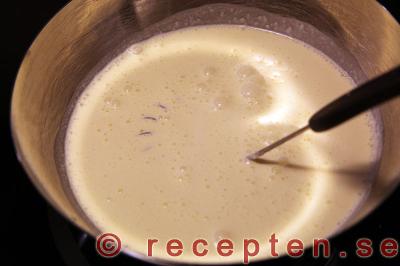 persiljesås steg 2: vispa ner mjölk eller grädde