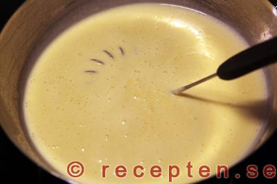 persiljesås steg 3: koka upp under vispning