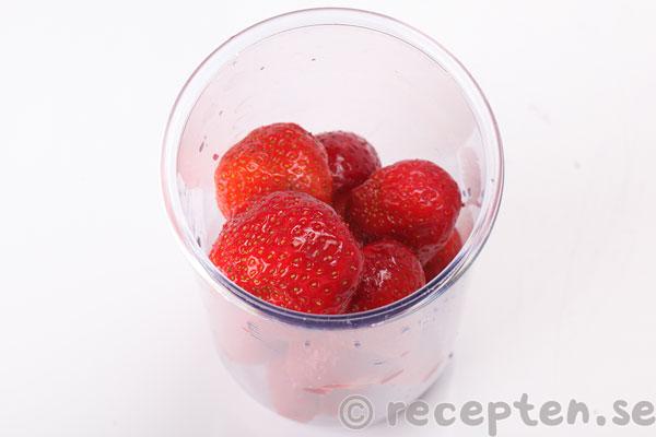jordgubbsyoghurtglass steg 1: jordgubbar i mixerbunke