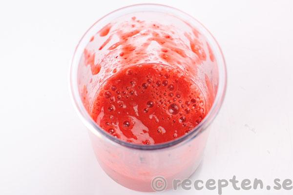 jordgubbsyoghurtglass steg 1: mixade jordgubbar