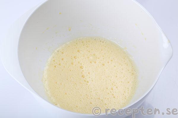 jordgubbsyoghurtglass steg 2: ägg och socker vispat