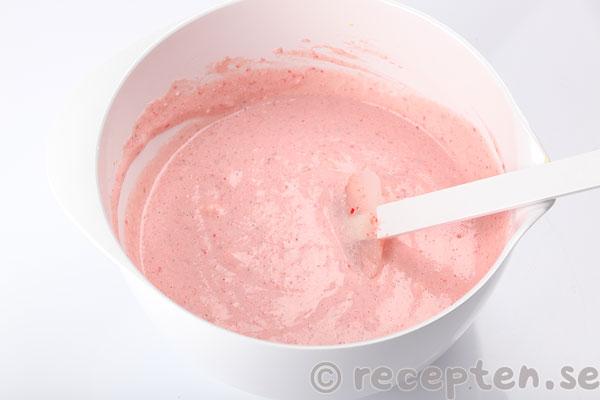 jordgubbsyoghurtglass steg 3: en jämn smet